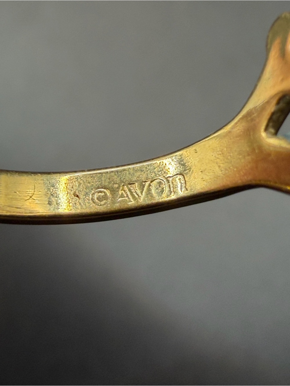 Vintage Signed Avon 1979 Gold Tone Filigree Glistening Touch Ring Costume Size 7 - Picture 5 of 6